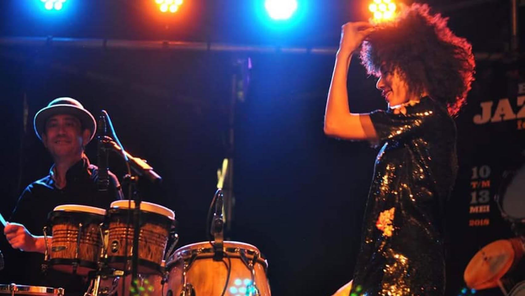 Juliet July als zangeres en Koen van den Broek op percussie tijdens een live optreden in Breda.