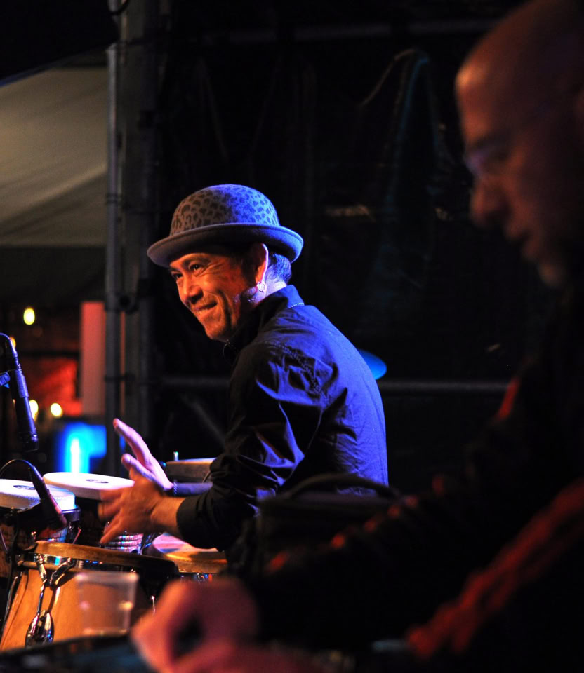 Koen van den Broek, percussionist bij het Jazz Circus Collective tijdens een live op treden.